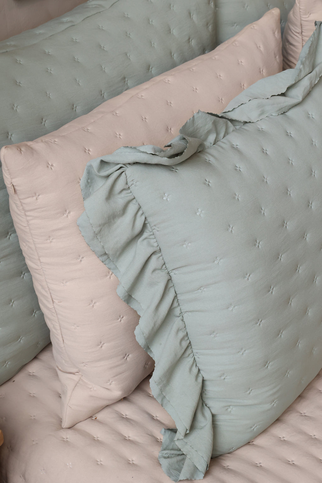 Aix Soft putetrekk med volangkant – opal