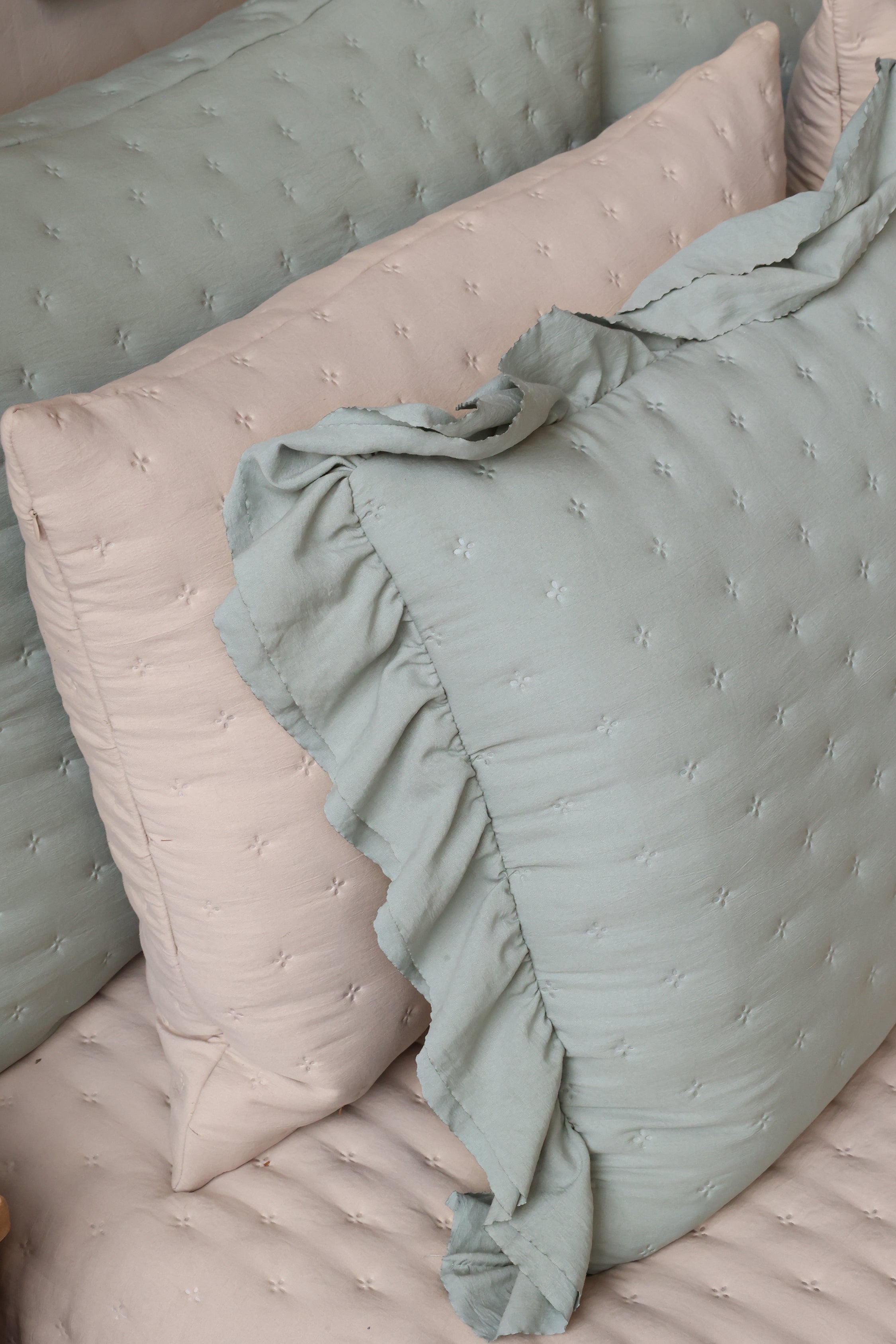 Aix Soft putetrekk med volangkant – opal