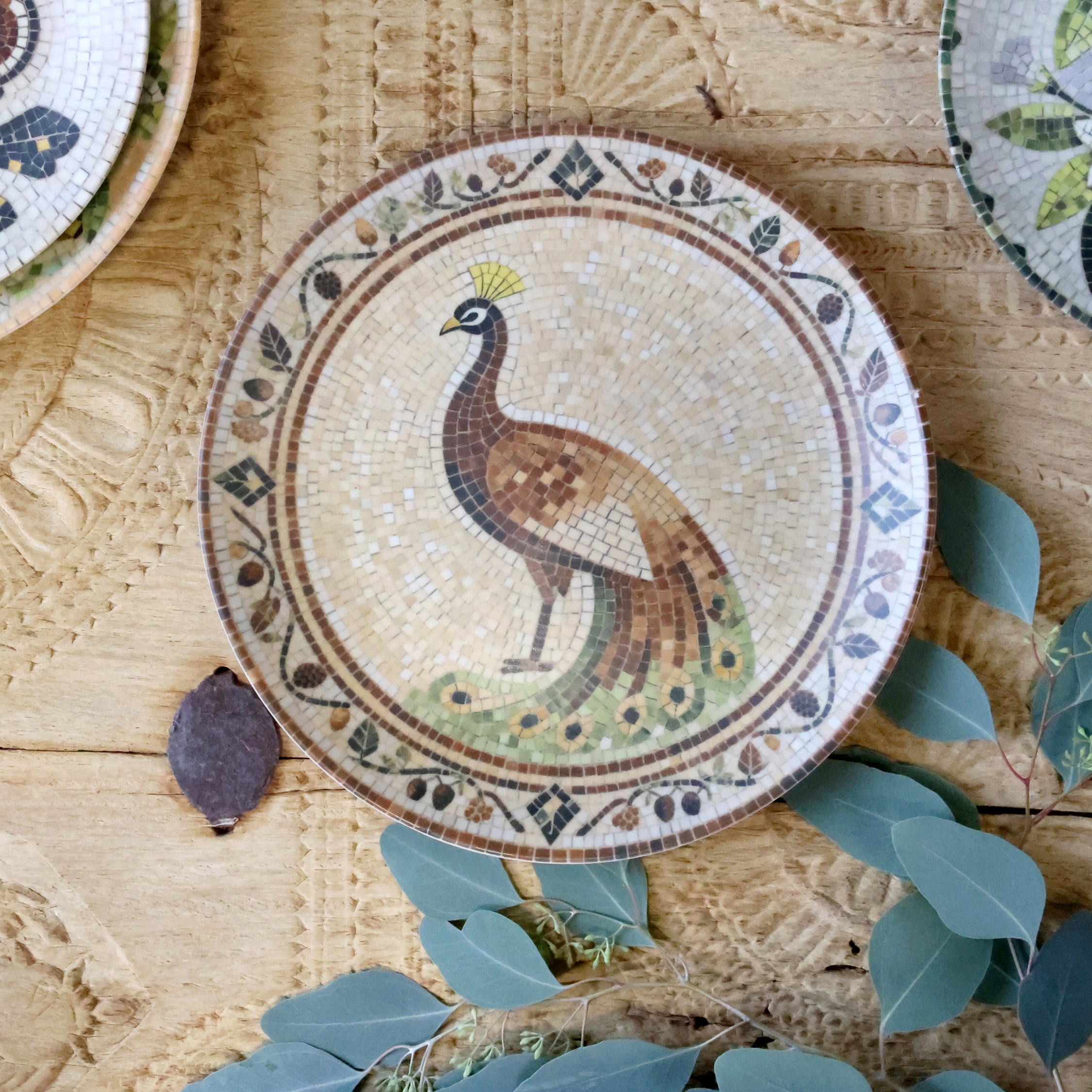 Chartres fat med påfugl – beige og mocca