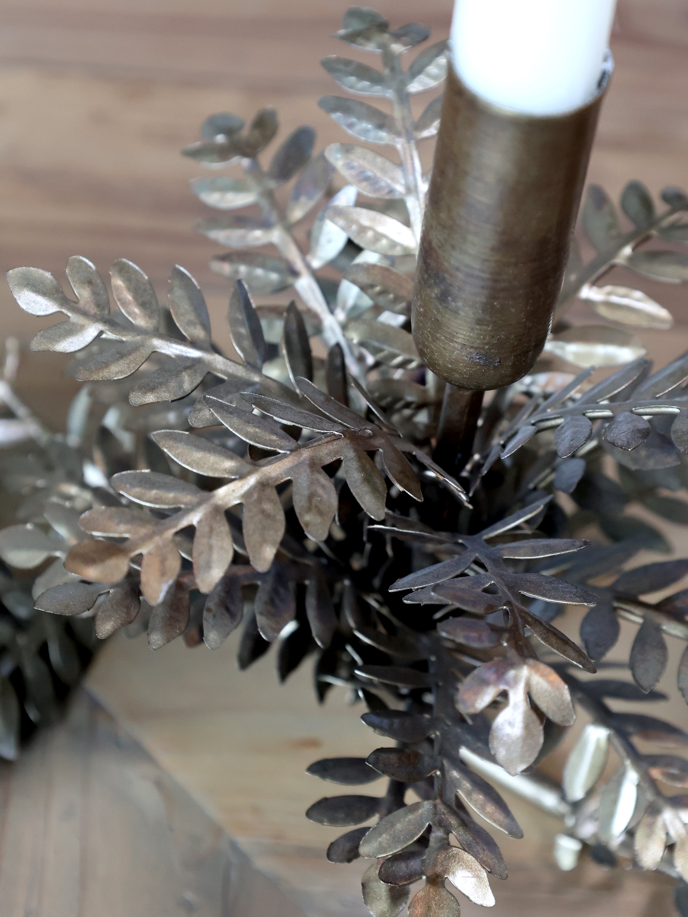 Lysestake med dekorative blader – antikk messing