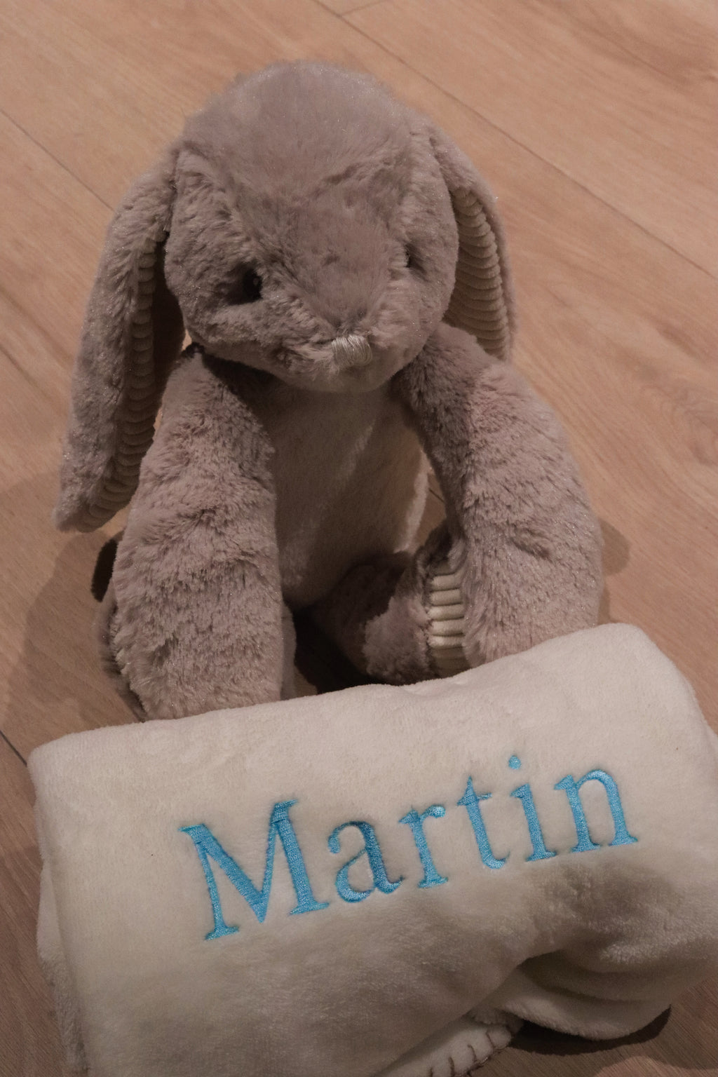 Hare med pledd inkludert brodering