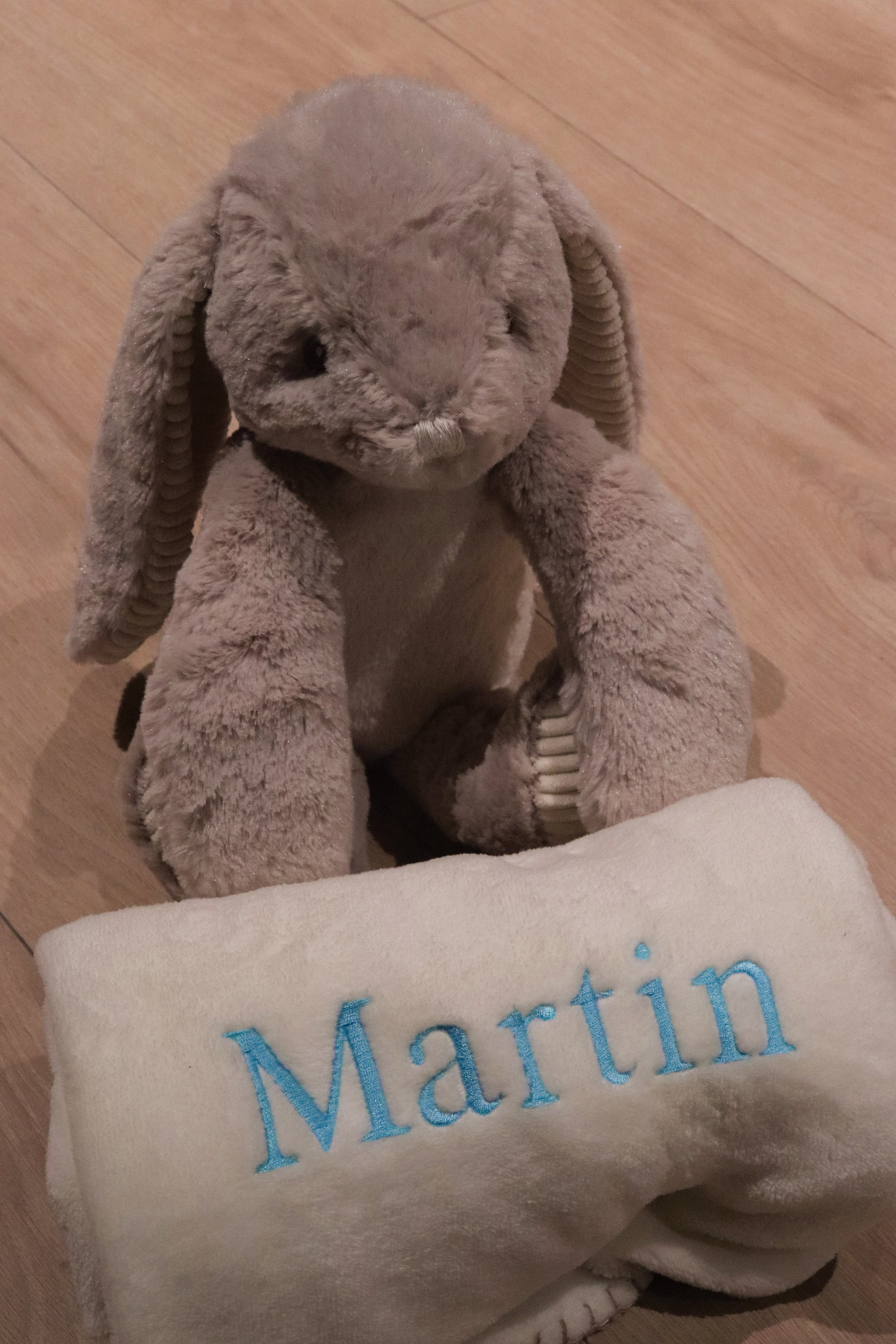 Hare med pledd inkludert brodering