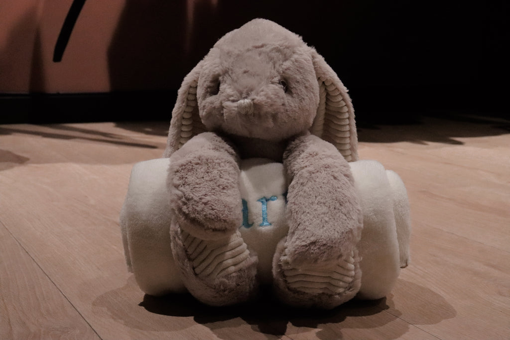 Hare med pledd inkludert brodering